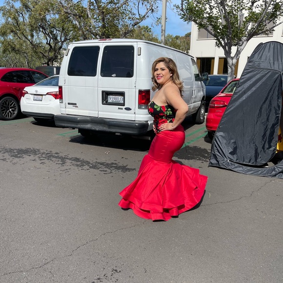 Elegant Red Floral Strapless Dress - Picture 4 of 5